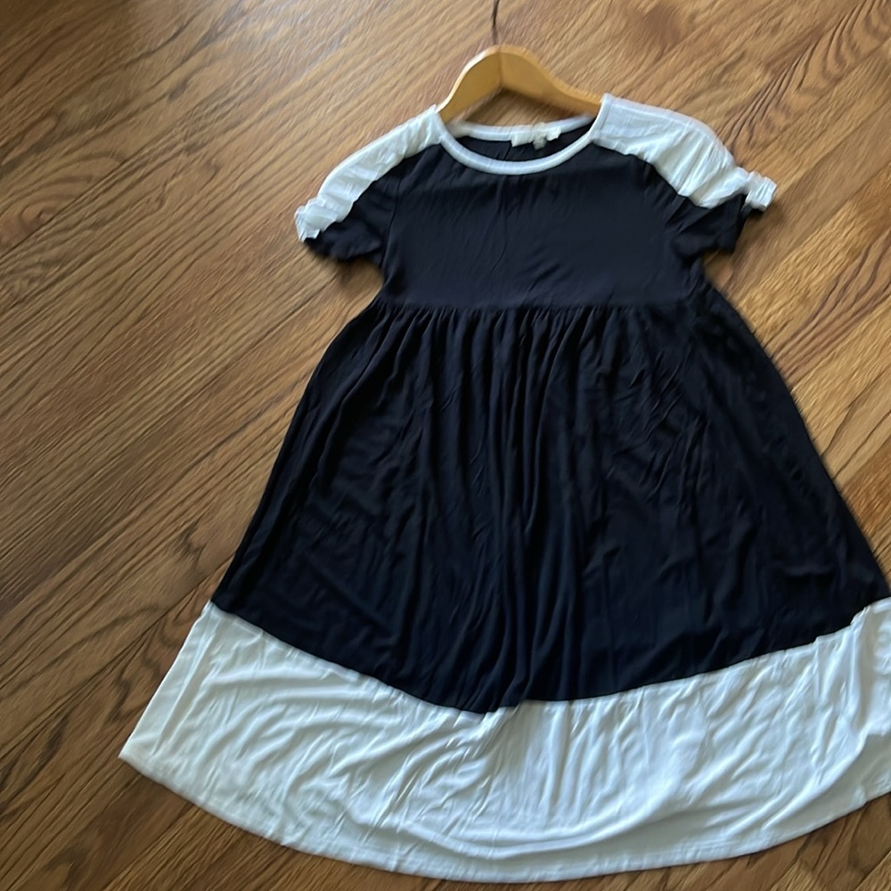 Kimi & Kai maternity dress, Black and White color block, size small